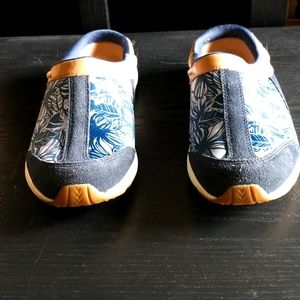 Easy Spirit 8 1/2 medium blue brown white